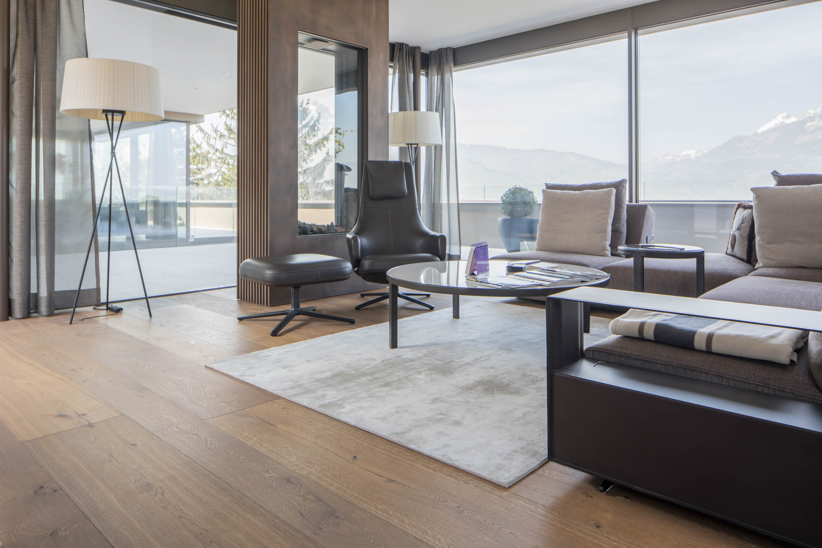 PRIVATE PENTHOUSE | Parquet collection "Fuerstliche Maxi-Dielen" oak smoked color 001 brushed