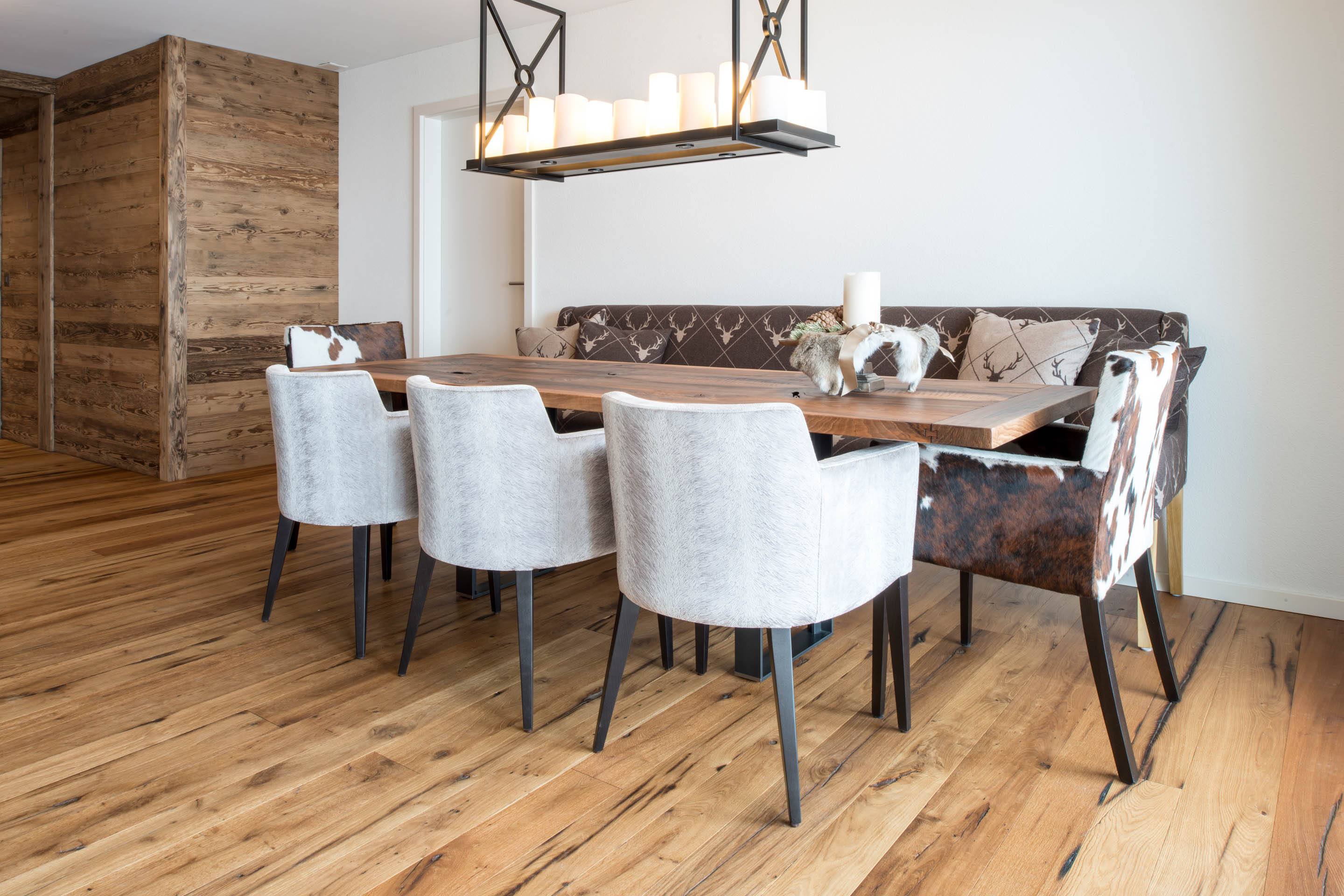 PRIVATE ALPINE STYLE APPARTMENT | Parquet collection "Fuerstliche Maxi-Dielen" reclaimed oak color 004 brushed and 3-layer panels reclaimed spruce/fir/pine type 2B chopped as well as 3-layer panels reclaimed spruce/fir/pine type 1G brushed