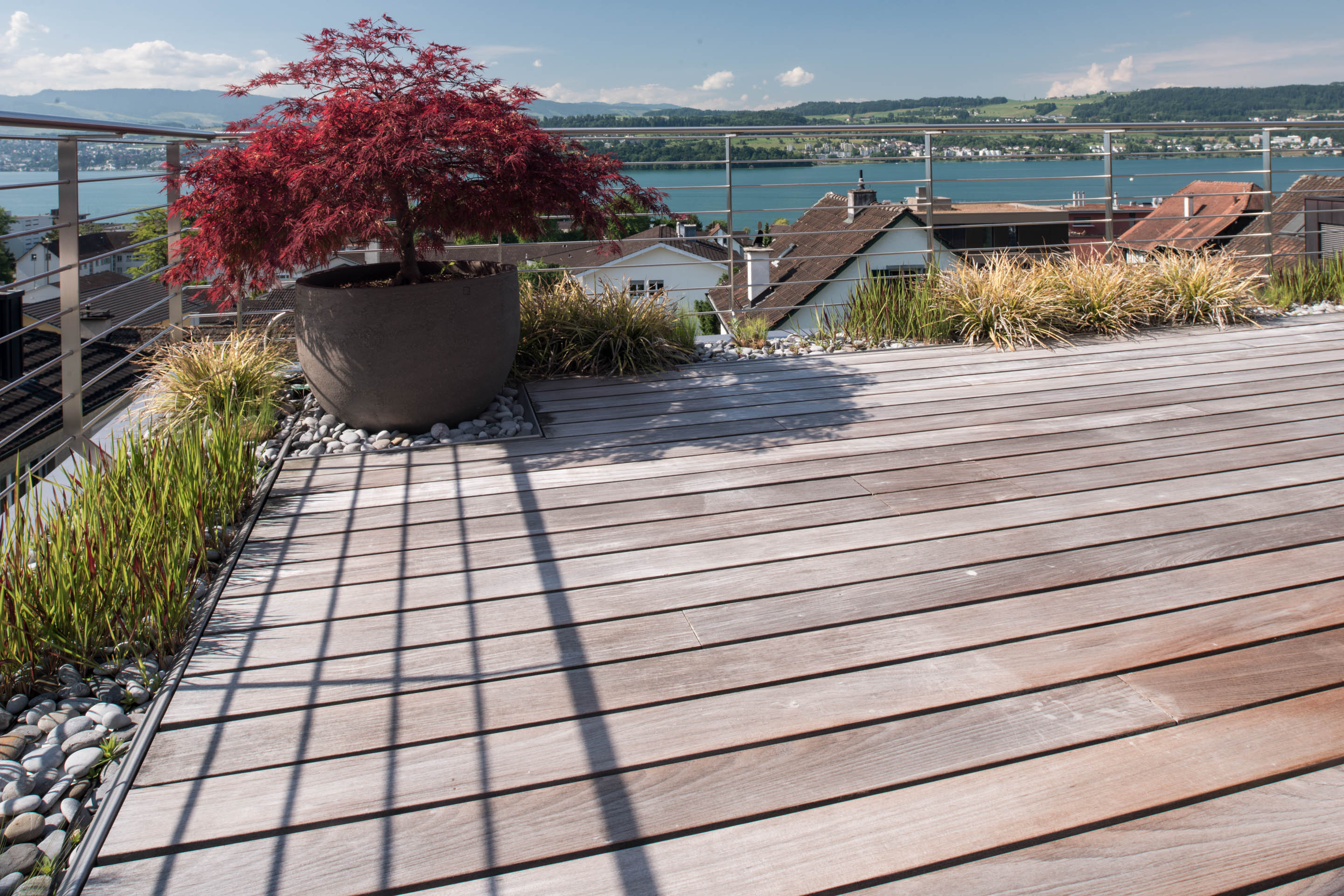 PRIVATE VILLA AT THE LAKE | Wooden decking boards Ipé invisible fixed
